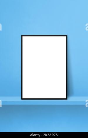 Cadre photo noir appuyé sur une étagère bleue. 3d illustration. Arrière-plan vertical Banque D'Images
