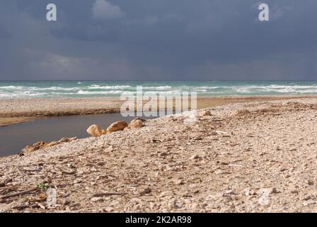 Mer Méditerranée coût d'Israël, Nahal Alexander entre Chadera et Netanya, plage en hiver Banque D'Images