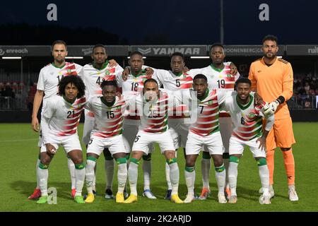 Almere, pays-Bas., 22 septembre 2022, (retour lr) Mitchell te Vrede du Suriname, Dion Malone du Suriname, Kelvin Leerdam du Suriname, Ridgeciano HAP du Suriname, Shaquille Pinas du Suriname gardien de but Warner Hahn (avant lr) Biseswar du Suriname, Evenzo Comvalius du Suriname, Damil Dankerlui du Suriname, Jozoon du Suriname, Florzian Kenneth Paal du Suriname lors du match international amical entre le Suriname et le Nicaragua au stade Yanmar sur 22 septembre 2022 à Almere, aux pays-Bas. ANP | hauteur néerlandaise | Gerrit van Keulen Banque D'Images