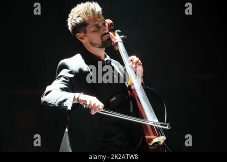 Les deux violoncellistes Luka Sulic et Stjepan Hauser connaissent par leur nom de scène 2Cellos chansons sur une scène pour la dernière fois de leur carrière lors de leur tournée mondiale à Arena di Verona, en Italie, le 22 septembre 2022 Banque D'Images