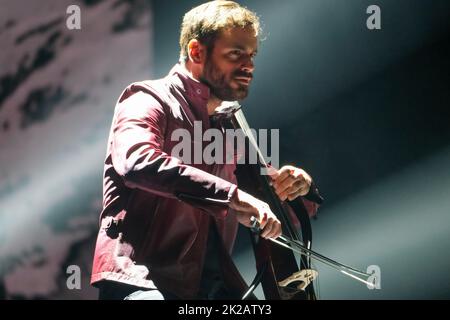 Les deux violoncellistes Luka Sulic et Stjepan Hauser connaissent par leur nom de scène 2Cellos chansons sur une scène pour la dernière fois de leur carrière lors de leur tournée mondiale à Arena di Verona, en Italie, le 22 septembre 2022 Banque D'Images