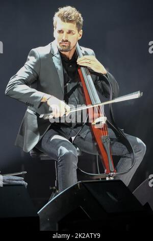 Les deux violoncellistes Luka Sulic et Stjepan Hauser connaissent par leur nom de scène 2Cellos chansons sur une scène pour la dernière fois de leur carrière lors de leur tournée mondiale à Arena di Verona, en Italie, le 22 septembre 2022 Banque D'Images