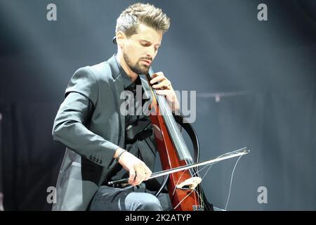 Les deux violoncellistes Luka Sulic et Stjepan Hauser connaissent par leur nom de scène 2Cellos chansons sur une scène pour la dernière fois de leur carrière lors de leur tournée mondiale à Arena di Verona, en Italie, le 22 septembre 2022 Banque D'Images