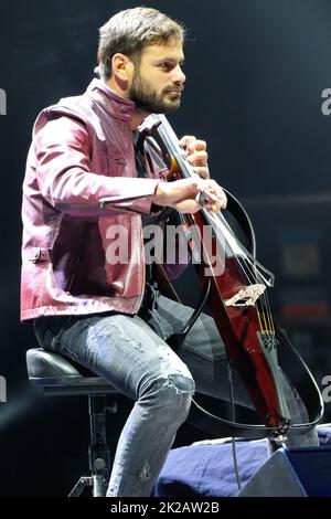 Les deux violoncellistes Luka Sulic et Stjepan Hauser connaissent par leur nom de scène 2Cellos chansons sur une scène pour la dernière fois de leur carrière lors de leur tournée mondiale à Arena di Verona, en Italie, le 22 septembre 2022 Banque D'Images