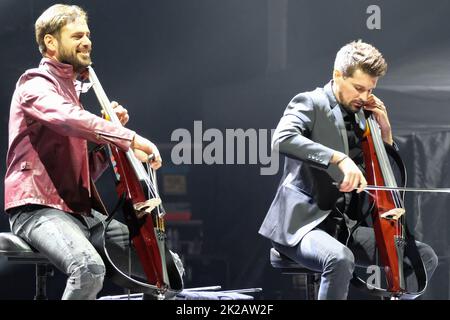 Les deux violoncellistes Luka Sulic et Stjepan Hauser connaissent par leur nom de scène 2Cellos chansons sur une scène pour la dernière fois de leur carrière lors de leur tournée mondiale à Arena di Verona, en Italie, le 22 septembre 2022 Banque D'Images