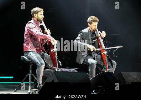 Les deux violoncellistes Luka Sulic et Stjepan Hauser connaissent par leur nom de scène 2Cellos chansons sur une scène pour la dernière fois de leur carrière lors de leur tournée mondiale à Arena di Verona, en Italie, le 22 septembre 2022 Banque D'Images