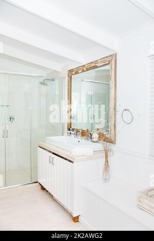 Luxe dans la salle de bain. Salle de bains moderne et propre avec des équipements de luxe. Banque D'Images