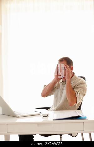 Tout mon travail a disparu. Photo d'un homme d'affaires qui avait l'air affligé dans son bureau. Banque D'Images