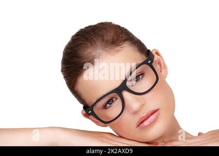 Beauté authentique. Photo studio d'une belle femme portant des lunettes à rebord épaisses isolées sur du blanc. Banque D'Images