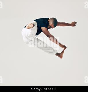 Chaque champion était autrefois un candidat qui refusait de renoncer. Photo en studio d'un jeune artiste martial pratiquant. Banque D'Images