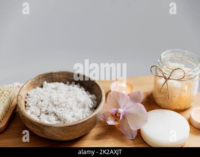 Traitement spa de l'hôtel ou procédure de bain à la maison. Salle de bains avec accessoires sur plateau Banque D'Images