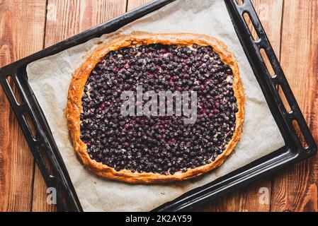 Galette de baies Amelanchier maison sur plaque de cuisson Banque D'Images