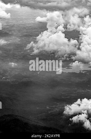 Vol au-dessus des nuages au-dessus de la campagne de la Thaïlande noir et blanc. Banque D'Images