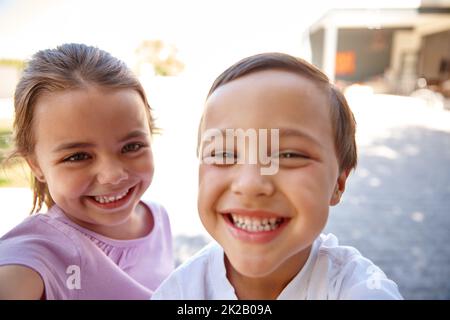 C'est très excitée. Deux petits enfants mignons souriant et riant ensemble. Banque D'Images