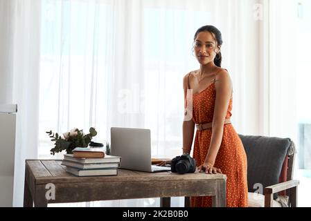 Aucun travail acharné ne me fait peur. Portrait court d'une jeune femme d'affaires attirante debout seule dans son bureau à domicile pendant une journée de congé. Banque D'Images