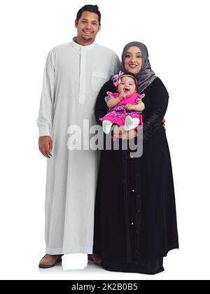 Es la joie de nos vies. Portrait studio d'une jeune famille musulmane heureuse isolée sur blanc. Banque D'Images