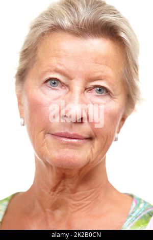 Je définit ma beauté. Photo en studio d'une femme mature isolée sur blanc. Banque D'Images