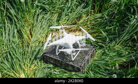 Quadrocopters sur une boîte en plastique dans l'herbe Banque D'Images