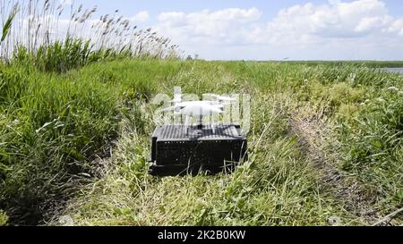 Quadrocopters sur une boîte en plastique dans l'herbe Banque D'Images