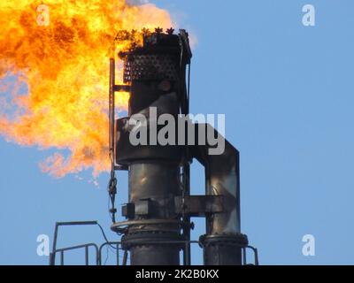 Système de torche sur un champ de pétrole, Banque D'Images