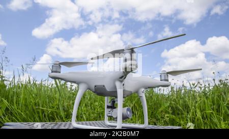Quadrocopters sur une boîte en plastique dans l'herbe Banque D'Images