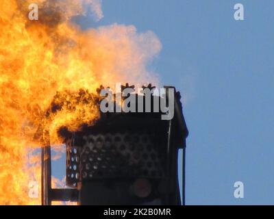 Système de torche sur un champ de pétrole, Banque D'Images