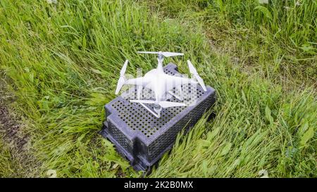 Quadrocopters sur une boîte en plastique dans l'herbe Banque D'Images