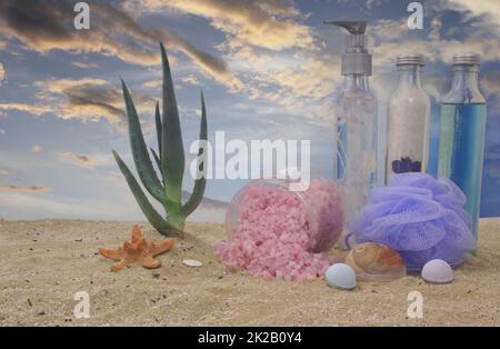 Sels de bain et savon à l'usine de Vera d'aloès et au coucher du soleil Banque D'Images