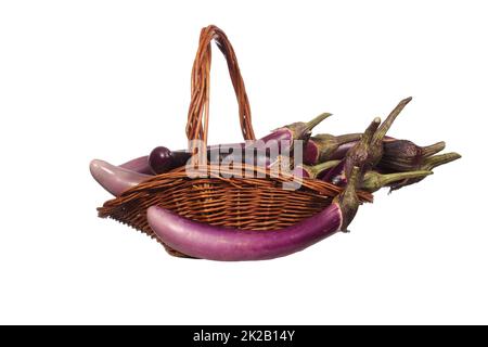 Panier d'aubergines fraîches isolées sur blanc Banque D'Images