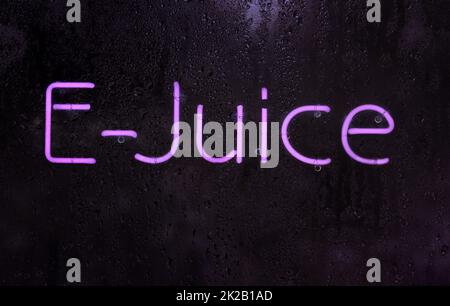 Affiche « Neon E-Juice » mauve dans la fenêtre à pluie Banque D'Images