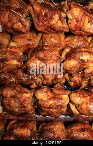 Poulets rôtisant en rôtisserie en Allemagne. Europe Banque D'Images