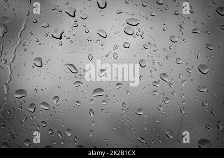 Photo sombre des gouttes de pluie sur une fenêtre Banque D'Images