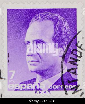 Photo d'un timbre-poste espagnol violet de 7 pesetas avec une image du roi Juan Carlos I. Banque D'Images