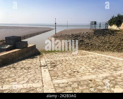 Chalet et filet de pêche traditionnels - Carrelet - Talmont sur Gironde, France Banque D'Images