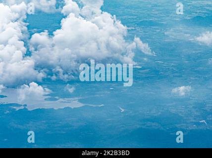 Vol au-dessus des nuages au-dessus de la campagne de la Thaïlande. Banque D'Images