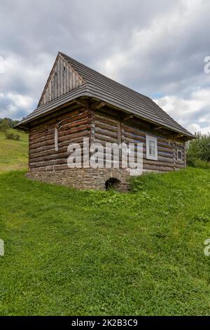 Vieilles maisons en bois dans le village d'Osturna, région de Spiska magura, Slovaquie Banque D'Images