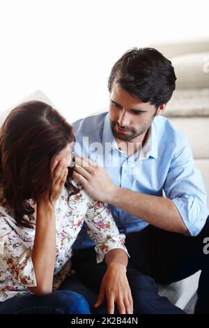 Nous y partons. Un jeune couple se réconfortant les uns les autres à travers des temps difficiles. Banque D'Images