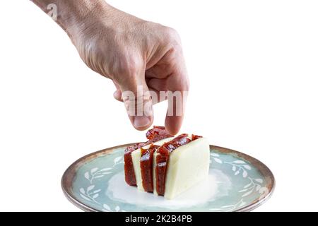 Gros plan de la main de l'homme qui va ramasser des tranches de goyave sucrées et caillé fromage blanc fond. Banque D'Images