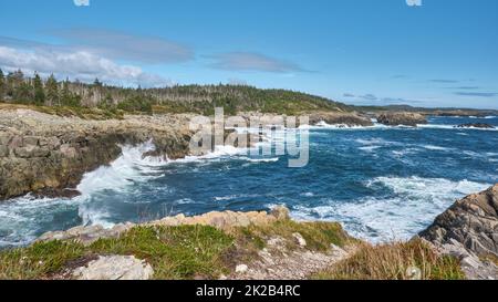 Waves crash against the rugged Atlantic coastline near Louisbourg Nova Scotia. Banque D'Images