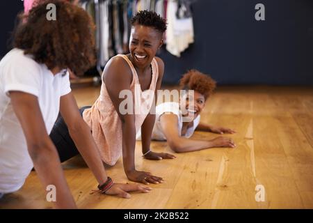 Le côté le plus léger de l'obtention de la limbe. Photo d'un groupe de jeunes danseurs qui répète ensemble dans un studio. Banque D'Images