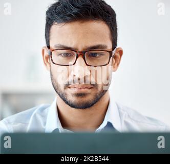 Homme asiatique, ordinateur portable ou développeur web de pensée avec des lunettes de planification de logiciel de cyber sécurité, site web seo ou code de base de données. Zoom sur le visage, programme de bureau Banque D'Images