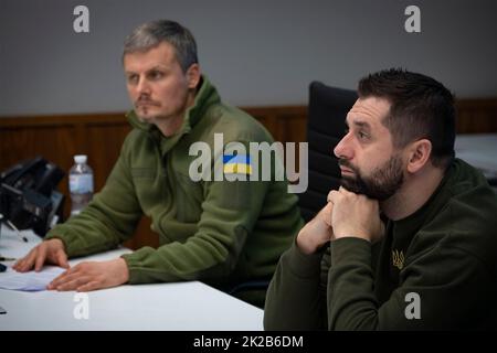 Kiev, Ukraine. 22nd septembre 2022. Conseiller présidentiel ukrainien sur la sécurité nationale et la défense Roman V. Mashovets, à gauche, Et Davyd Arakhamia, dirigeant du serviteur de la faction populaire de la Verkhovna Radaa, à droite, écoutez lors d'une vidéo conférence avec des membres de la Commission des services armés de la Chambre des représentants des États-Unis, du Palais Mariinsky, 22 septembre 2022 à Kiev en Ukraine. Credit: Bureau de presse présidentiel ukrainien/Présidence ukrainienne/Alamy Live News Banque D'Images