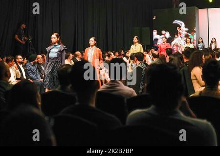 Katmandou, Népal. 22nd septembre 2022. Les modèles marchent sur la piste portant des robes de designer le premier jour de la semaine de mode TGIF Népal au Hyatt Regency à Katmandou. Crédit : SOPA Images Limited/Alamy Live News Banque D'Images