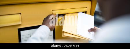 Lettre dans l'enveloppe ou document dans la boîte aux lettres Banque D'Images