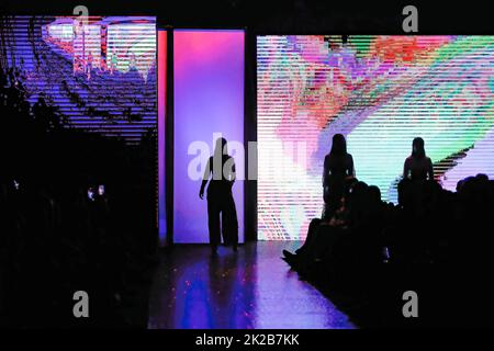 Katmandou, Népal. 22nd septembre 2022. Les modèles marchent sur la piste portant des robes de designer le premier jour de la semaine de mode TGIF Népal au Hyatt Regency à Katmandou. Crédit : SOPA Images Limited/Alamy Live News Banque D'Images