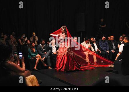 Katmandou, Népal. 22nd septembre 2022. Un modèle marche sur la piste portant une robe de designer le premier jour de la semaine de la mode TGIF Nepal au Hyatt Regency à Katmandou. Crédit : SOPA Images Limited/Alamy Live News Banque D'Images