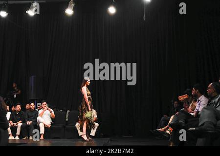 Katmandou, Népal. 22nd septembre 2022. Un modèle marche sur la piste portant une robe de designer le premier jour de la semaine de la mode TGIF Nepal au Hyatt Regency à Katmandou. Crédit : SOPA Images Limited/Alamy Live News Banque D'Images