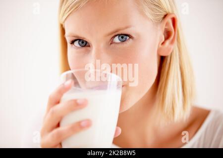 Rafraîchissez-vous. Photo d'une jeune femme en train de boire un verre. Banque D'Images