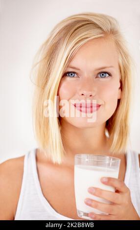 Rafraîchissez-vous. Photo d'une jeune femme en train de boire un verre. Banque D'Images