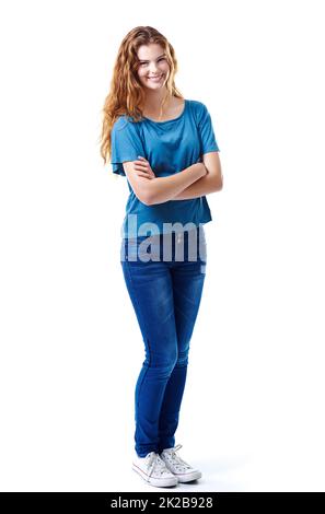 C'est son look décontracté. Portrait en studio complet d'une jeune femme attirante vêtue de vêtements décontractés. Banque D'Images